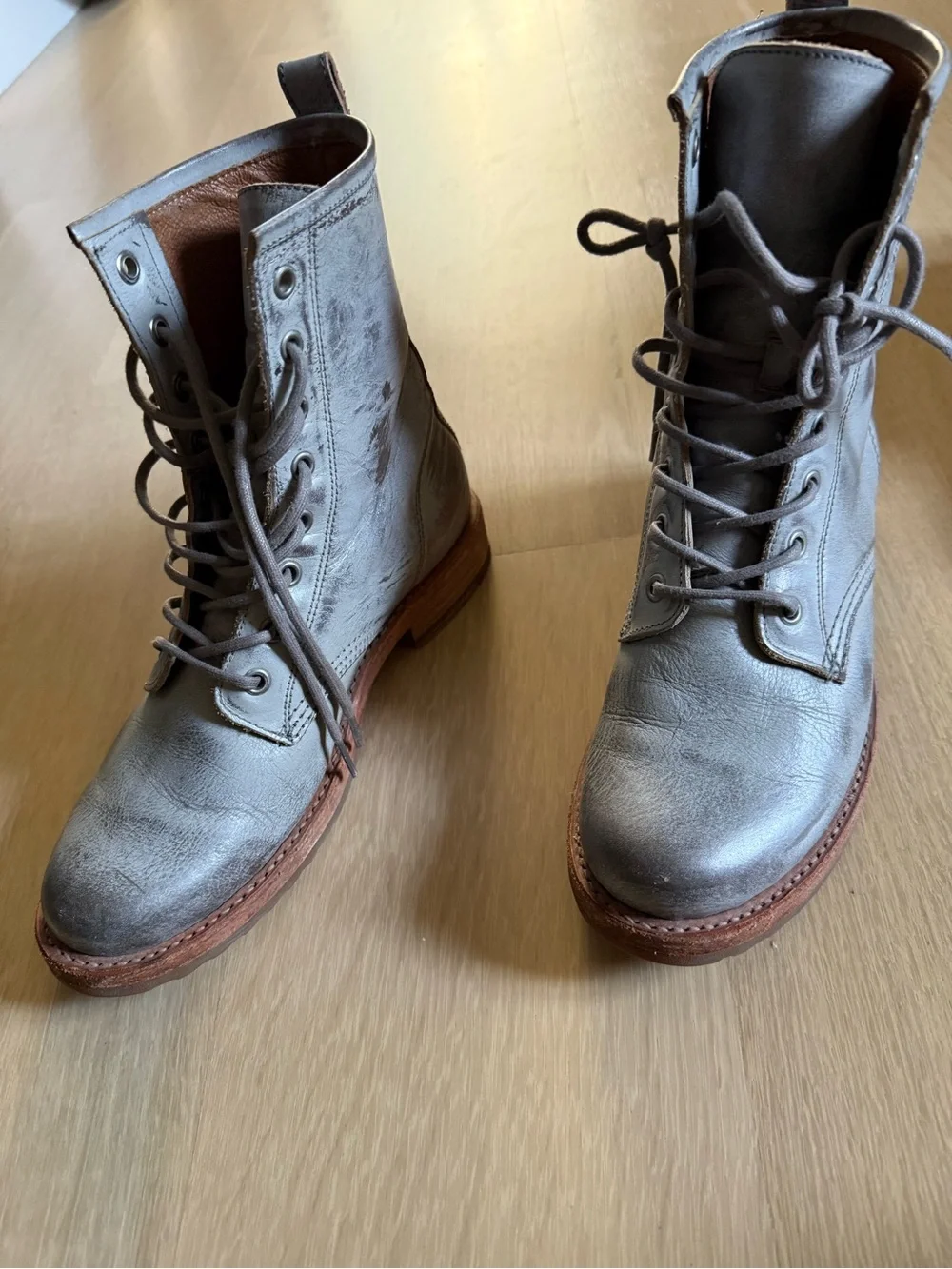 Frye women’s Gray Leather Lace-Up Boots